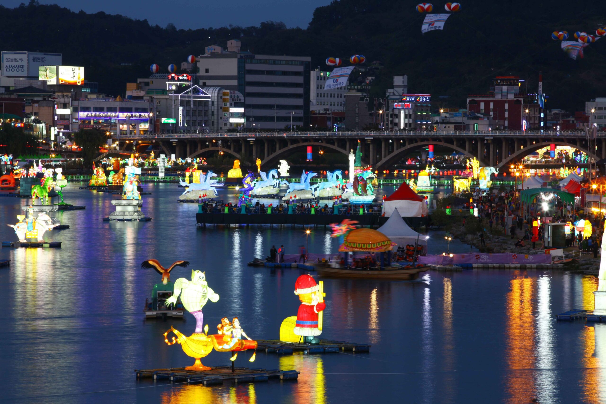 晋州南江流灯祭り　写真提供：韓国観光公社