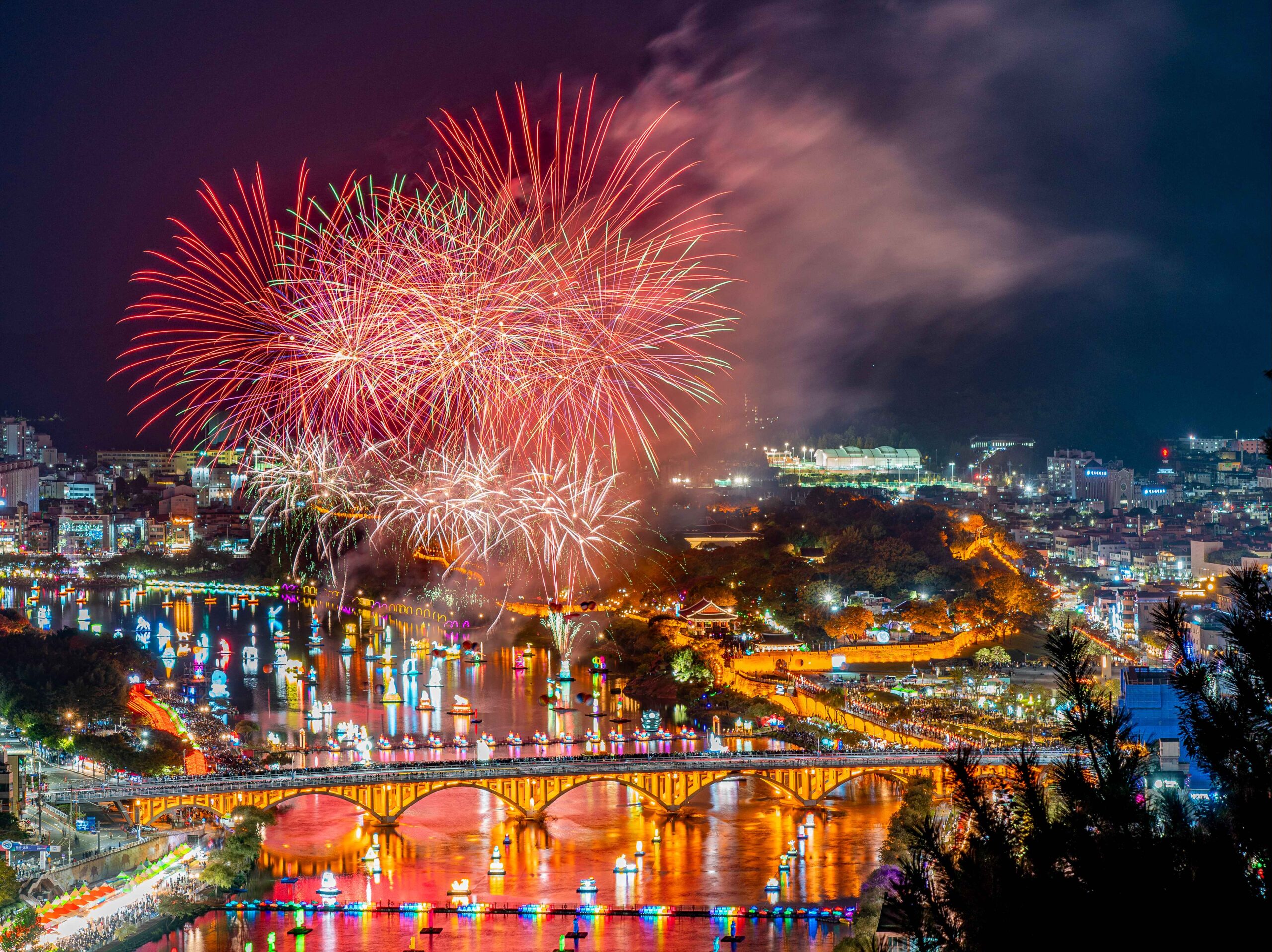 晋州南江流灯祭り　写真提供：韓国観光公社